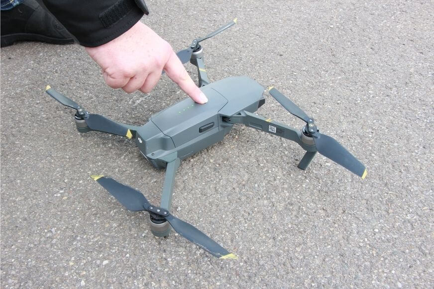 Die Akkulaufzeit der DJI Mavic Mini 2 wird per LEDs auf dem Akku angezeigt